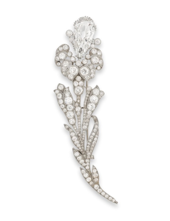 Cartier, Magnificent diamond brooch, circa 1905. Given by Alice Gwynne Vanderbilt to her daughter, Gladys Vanderbilt, on the occasion of her marriage to Count Laszló Széchenyi in 1908. Originally part of a tiara that could be detached as brooches (see opposite). Estimate: USD 100,000-150,000 / CHF 80,000-120,000